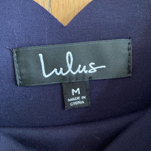 Lulu’s Medium Scalloped Scoop Neck MIDI dress - Picture 3 of 16